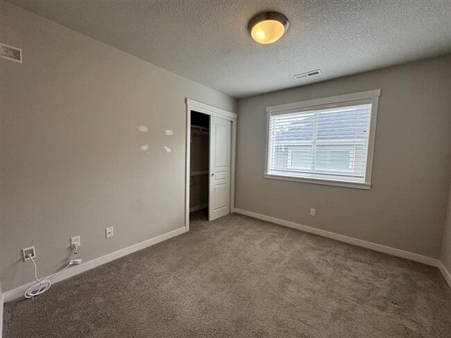 Building Photo - 6566 NE Rainsong Ln