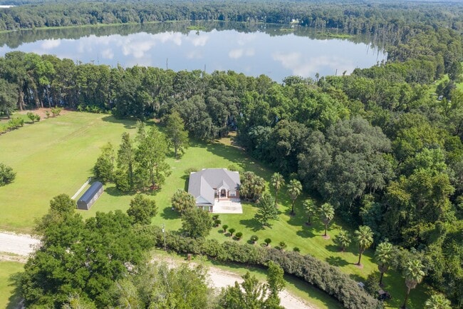 Building Photo - Charming 3 Bedroom , 2 Bath Country Home with Lake Views