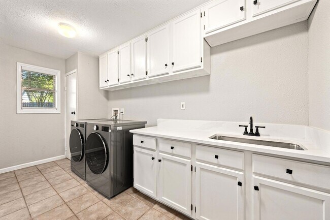 Building Photo - 11506 Pyreneese Dr