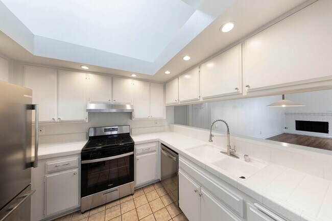 Building Photo - 2 Bedroom condo - Biking distance to the beach