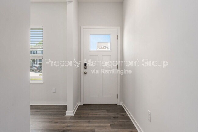 Building Photo - 214 Sterndale Dr