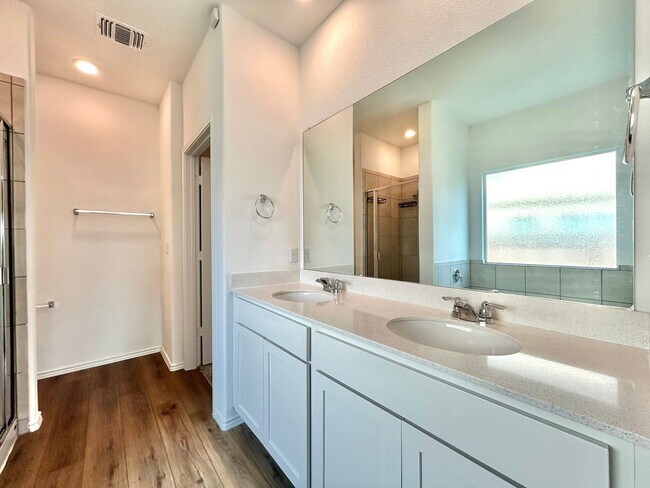 Building Photo - 10412 Premier Park St