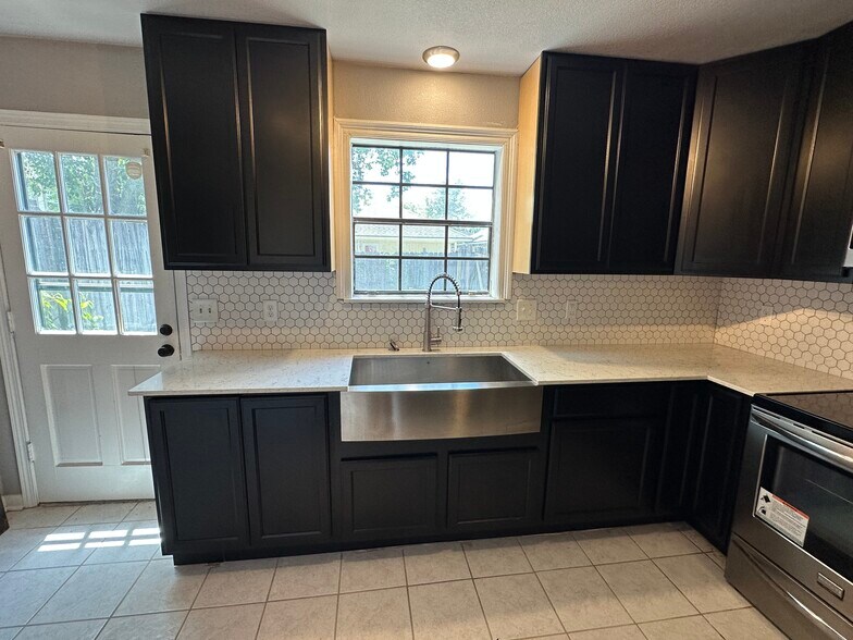 Farmhouse Kitchen Sink - 540 S Flannery Rd