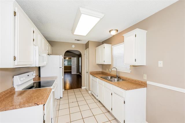 Building Photo - 400 Moss Hill Dr