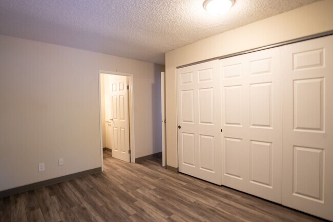 Building Photo - 1-Bdr on Pill Hill: Private Patio & Close ...
