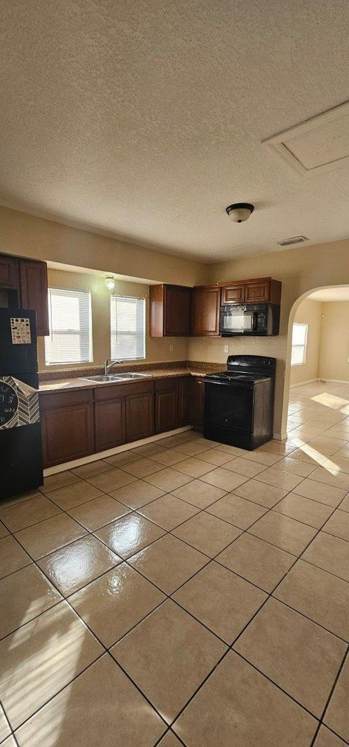 Building Photo - Central Lakeland Rental