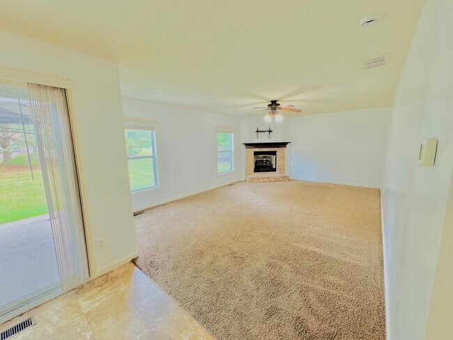 Building Photo - 2102 Oakwood Dr