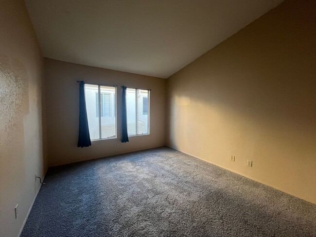 Building Photo - 2 Bedroom, 2.5 Bathroom Condo for Rent in ...