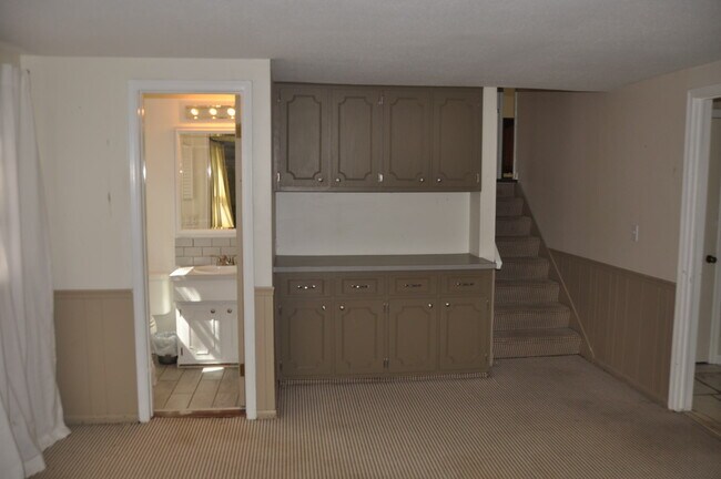 Building Photo - 836 S 131st St