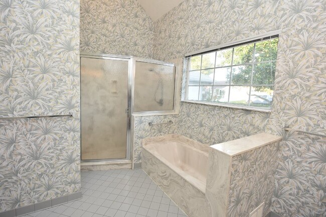 Building Photo - Salt water canal, 2 story home