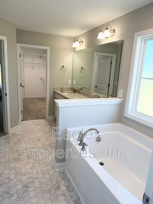 Building Photo - 117 Kenbridge Ln