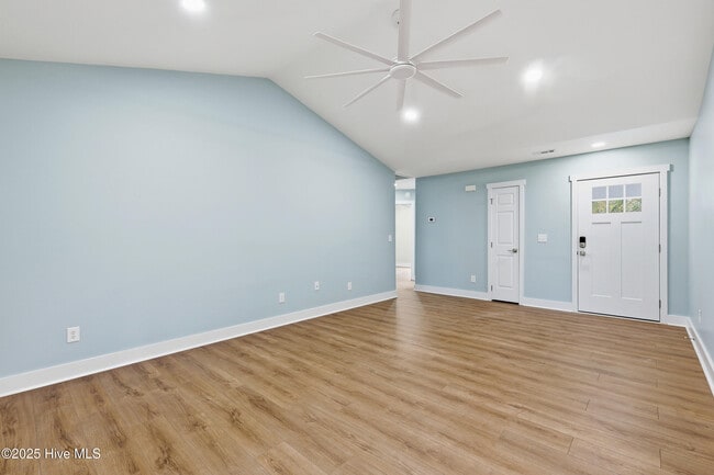 Building Photo - 303 Hixon Pl