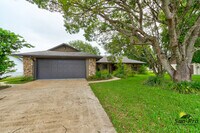 Building Photo - 2025 Willow Oak Dr