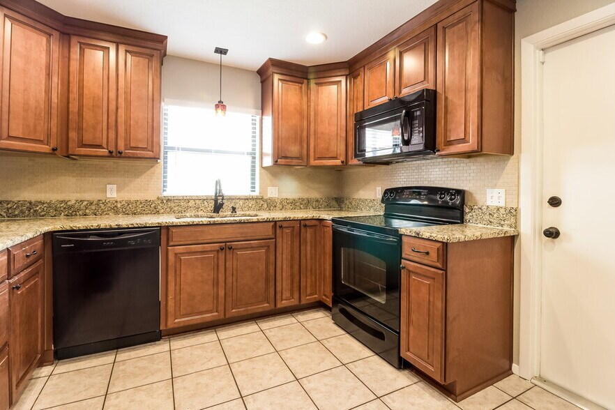 Building Photo - 1042 Alpug Ave