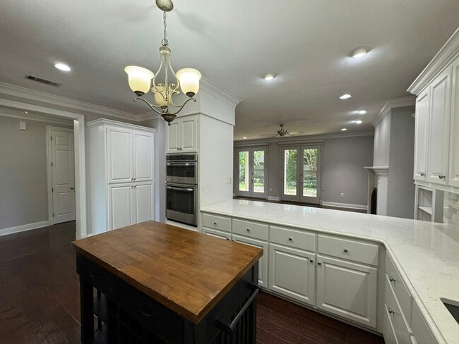 Building Photo - 301 Golden Pond Dr