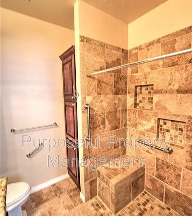 Building Photo - 2102 Lonnie Ln