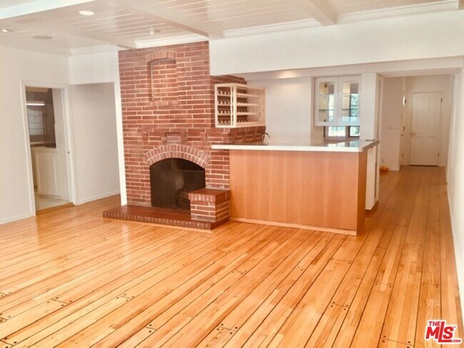 Building Photo - 4031 Hollyline Ave