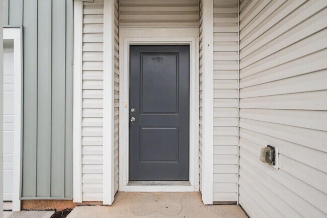 Building Photo - 909 Falls Grove Trl