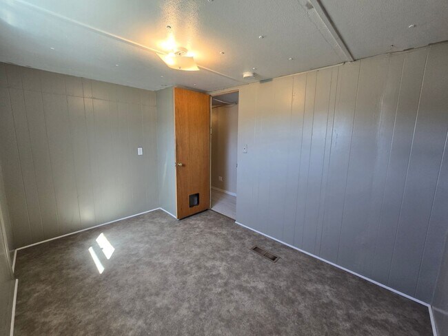 Building Photo - 2 bed, 1 bath Trailer House