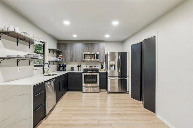 Building Photo - 2158 Wells Dr SE
