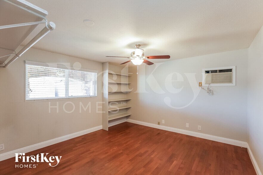 Building Photo - 2122 W Shaw Butte Dr