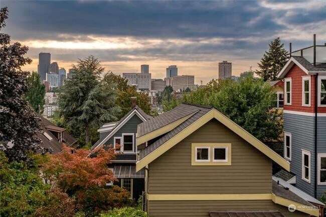 Building Photo - 3Bd/2.5Ba Seattle Townhouse