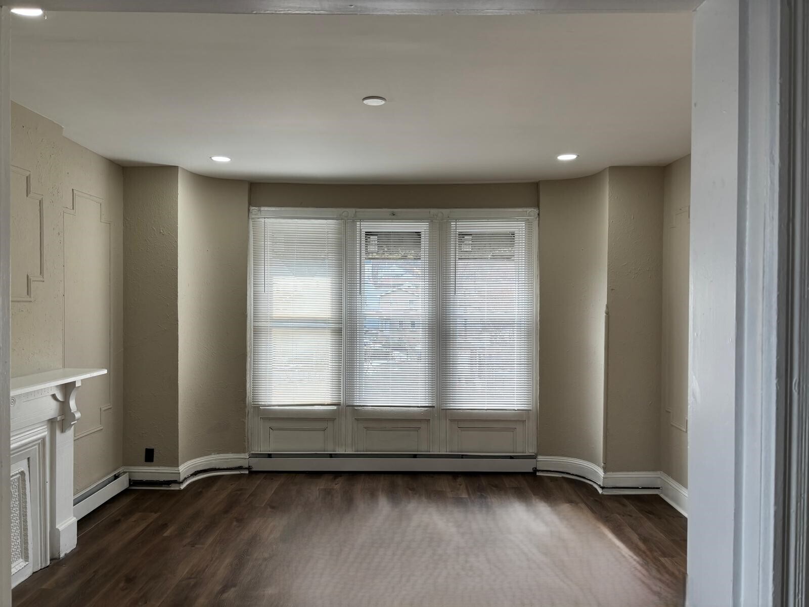 Building Photo - 633 Main St