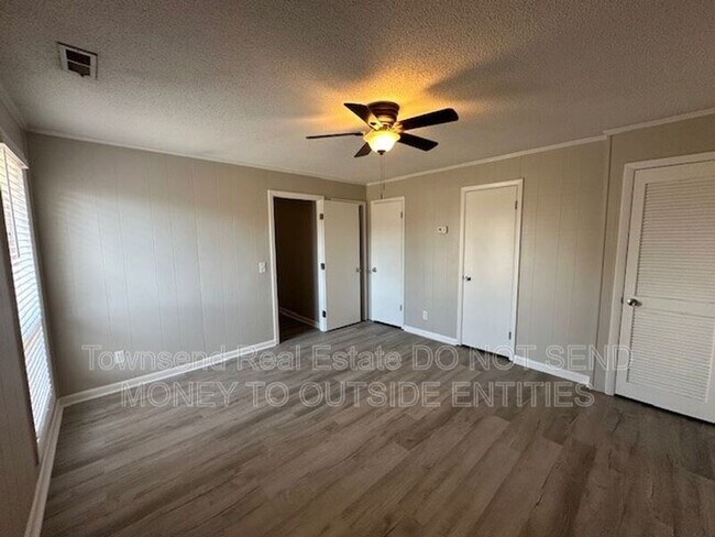 Building Photo - 5858 Century Oaks Dr