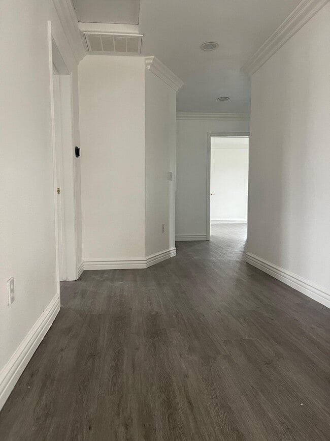 Building Photo - 326 S Euclid St