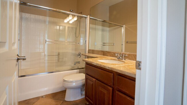 Building Photo - Huge Bay Front 3 Bed 2.5 Bath