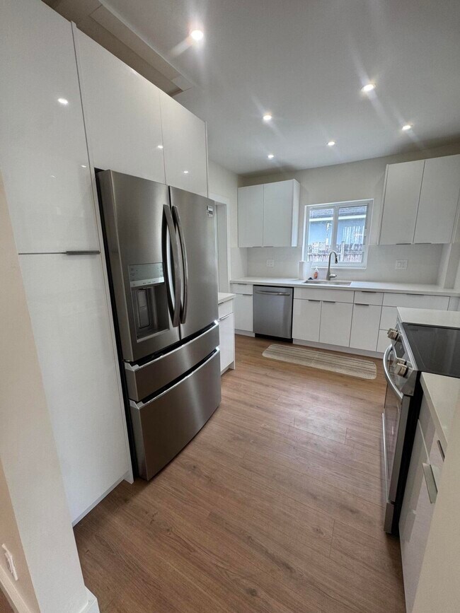 Building Photo - 725 NE 160th Terrace