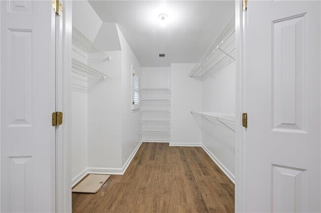 Building Photo - 1809 Shelburne Ridge