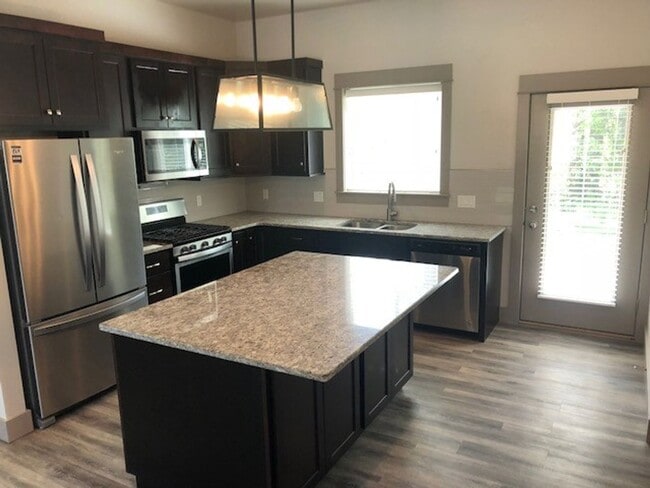 Building Photo - Beautiful Well Lit Four Corners Condo