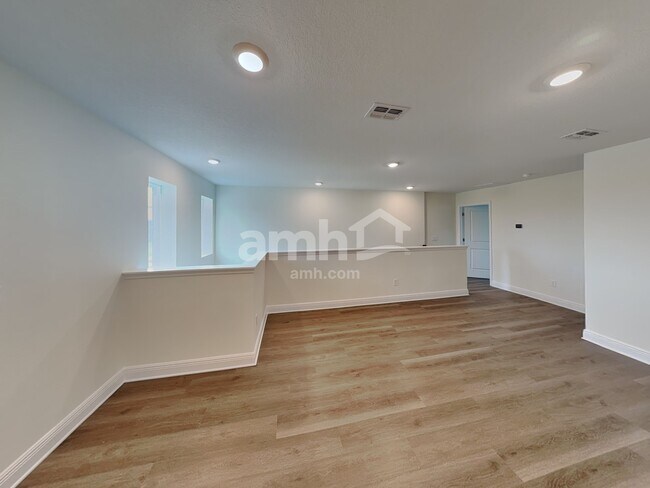 Building Photo - 5962 Pinewood Ests Dr