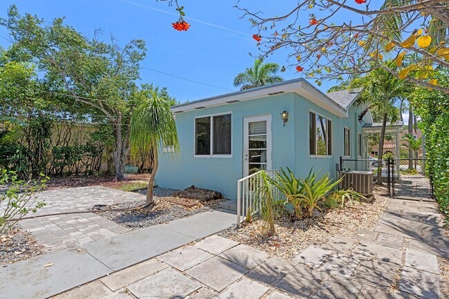 Building Photo - 1120 N Palmway