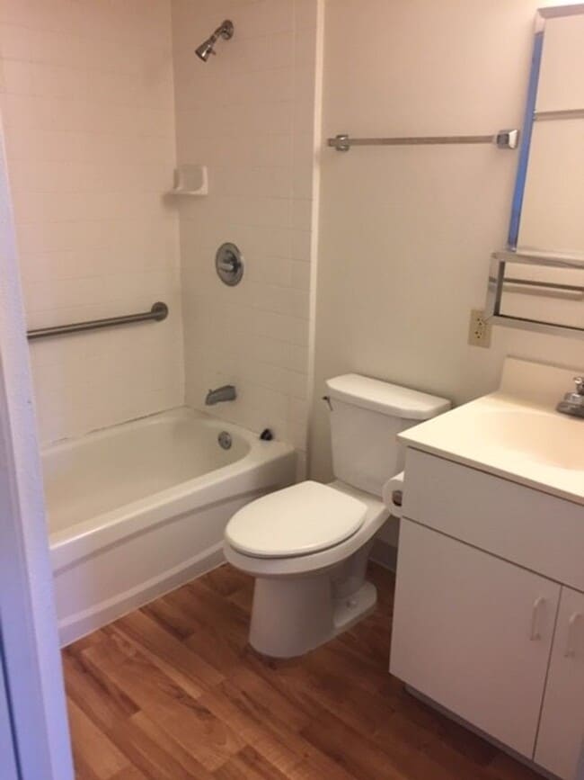 Building Photo - **COUNTRY CLUB VILLAGE 6 1BD/1BA/2PK CONDO FOR RENT!**