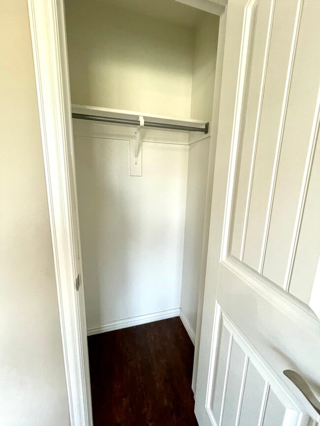 Building Photo - 4820 Lakeshore Dr