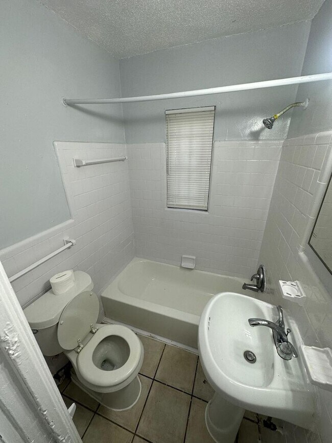 Building Photo - 2845/2847 W 6th St.