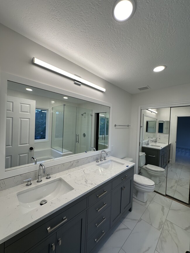 Primary Bath with Walk-in Closet - 3422 River Narrows Rd