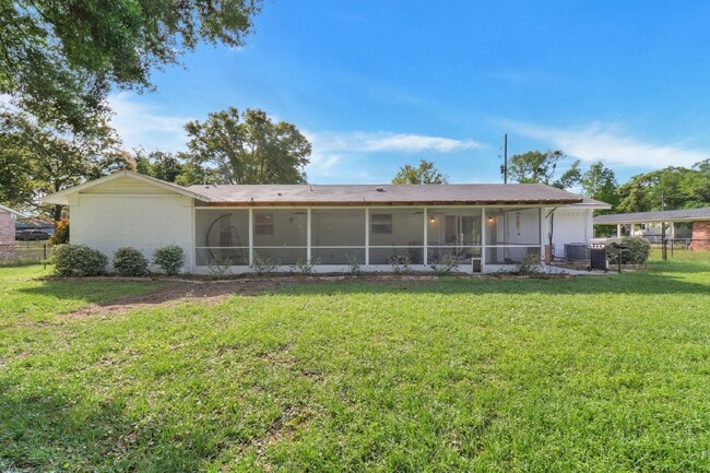 Building Photo - Charming 3-Bedroom Home with Granite Count...