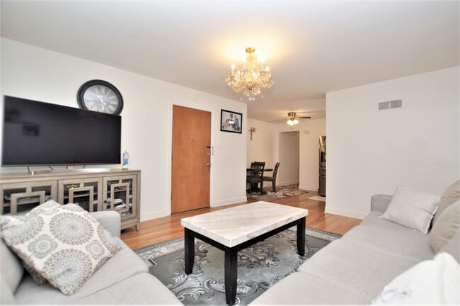 Building Photo - 2639 W Balmoral Ave