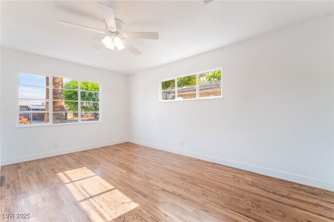 Building Photo - 1054 E Hassett Ave