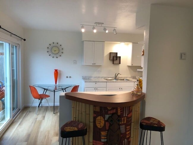 Building Photo - 2 bedroom 1.5 bath Apartment