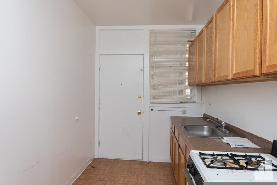 Building Photo - 5665 N Ridge Ave