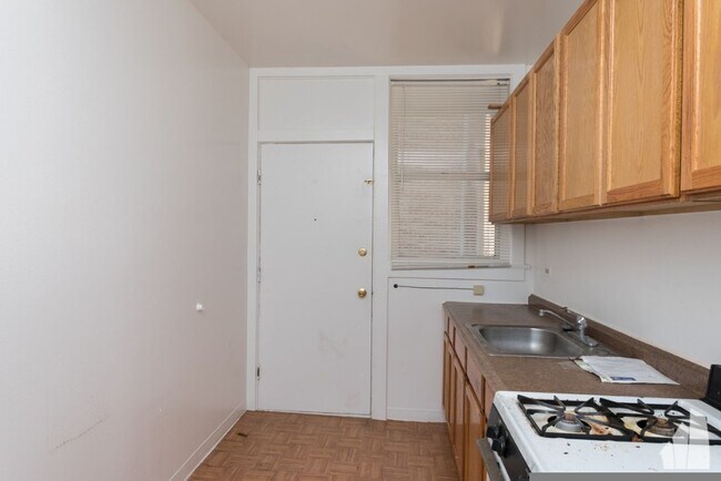 Building Photo - 5665 N Ridge Ave