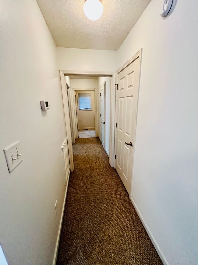 Building Photo - Townhouse Located at Pikes Place