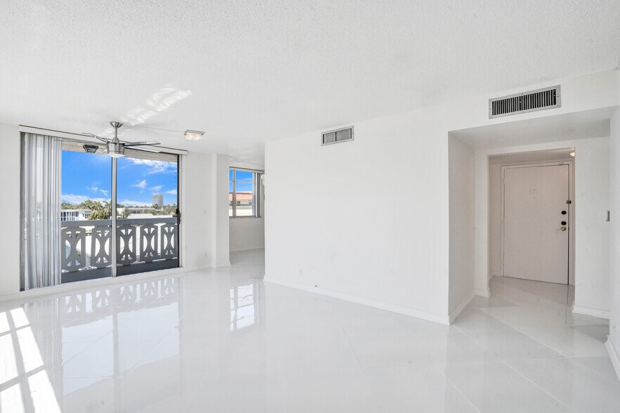 Building Photo - 3113 S Ocean Dr