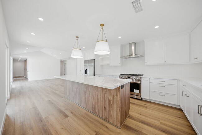 Building Photo - Stunning Home for Entertaining in Highly S...