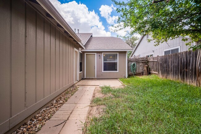 Building Photo - 2 Bedroom, 1 Bath Duplex with 1 Car Garage...