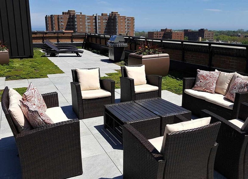 Building Photo - 5000 N Sheridan Rd